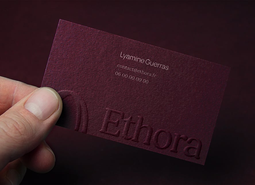 Carte de visite texturée Ethora, avec logo embossé et coordonnées imprimées en ton sur ton.