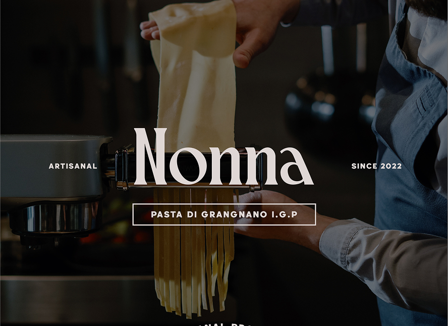 Préparation artisanale de pâtes fraîches passant dans une machine, avec le logo Nonna au centre.