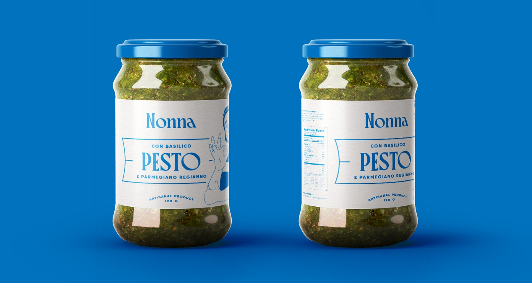 Deux bocaux de pesto Nonna posés sur fond bleu, avec étiquette blanche et illustration de la grand-mère.