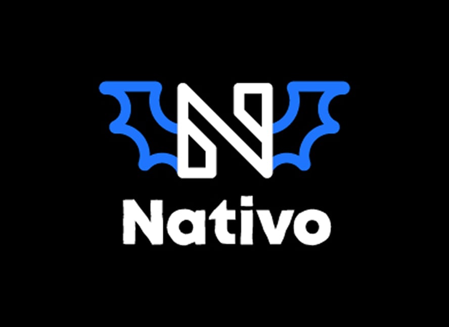 Logo halloween Nativo sur fond noir avec motif d’ailes stylisées bleues