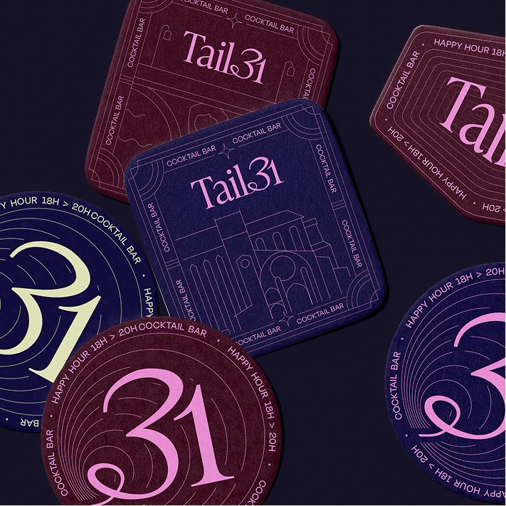Sous-verres avec branding Tail31 utilisés pour la communication du bar