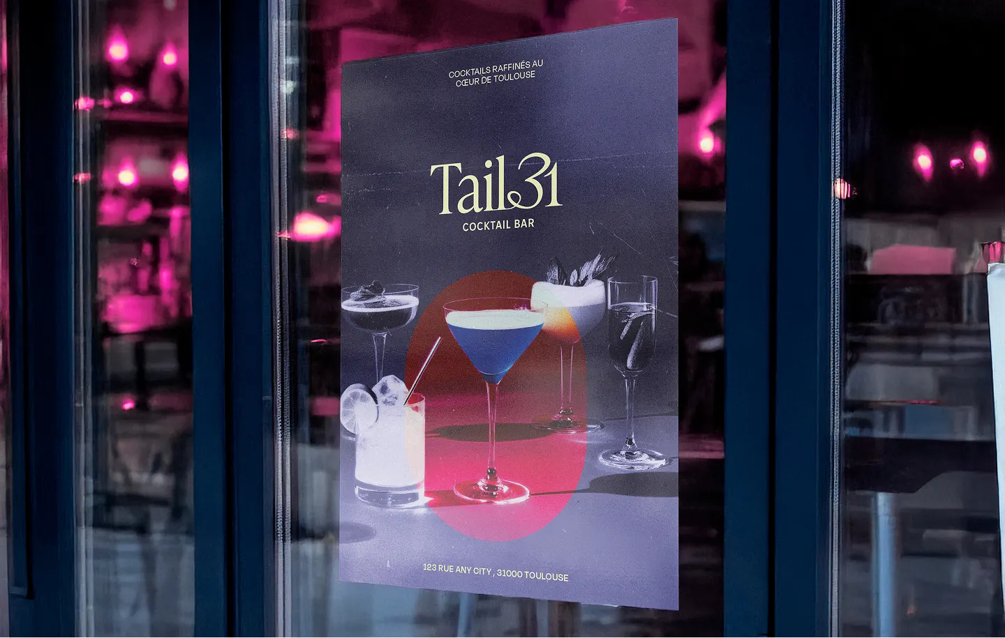 Affiche du bar Tail31 en vitrine, présentant la carte des cocktails