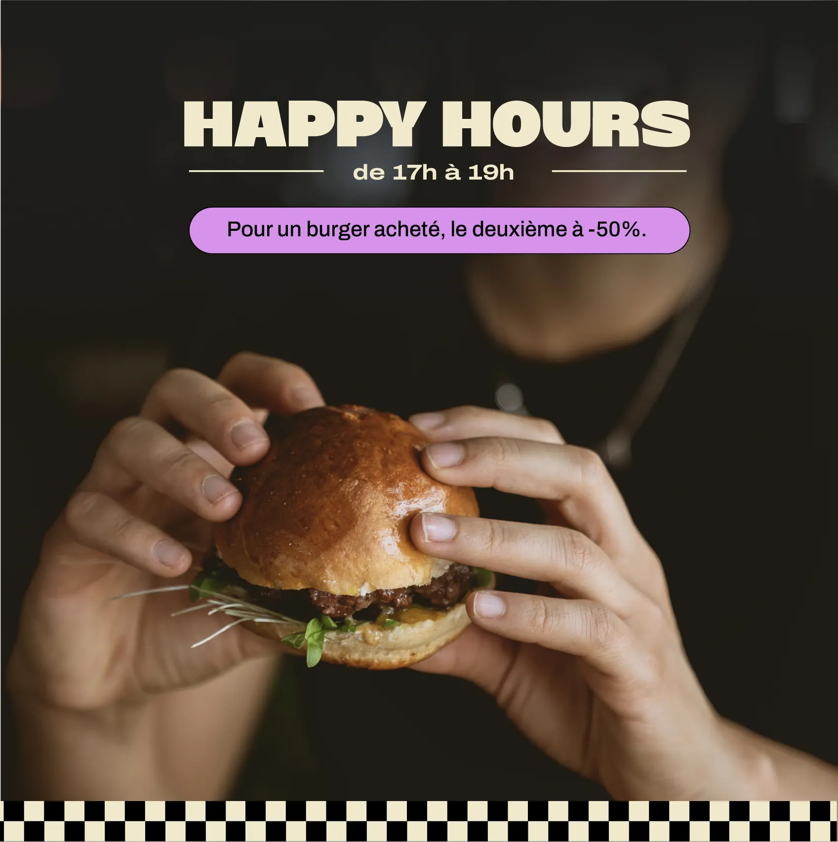 Personne tenant un burger entre les mains avec texte Happy Hours au-dessus