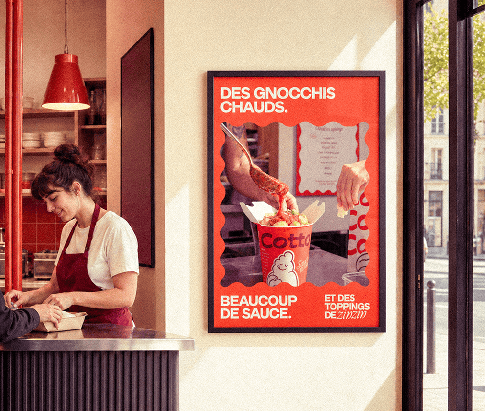 Affiche Cotto avec le message Gnocchis chauds sur comptoir de restaurant