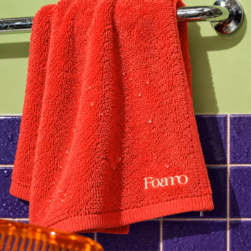 Serviette brodée aux couleurs de Foamo