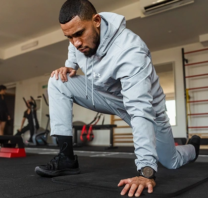 coach de sport dans salle de sport