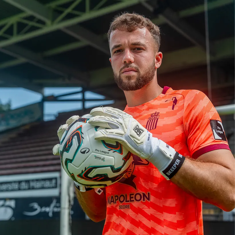joueur de football sur terrain sporting charleroi