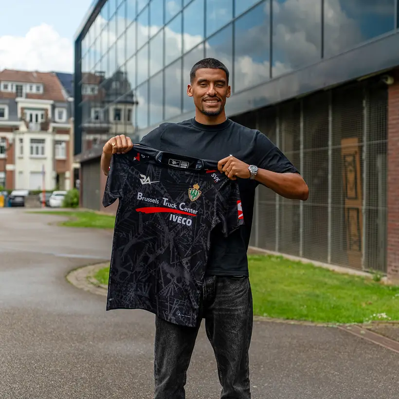 homme qui tiens un maillot crossing schaerbeek