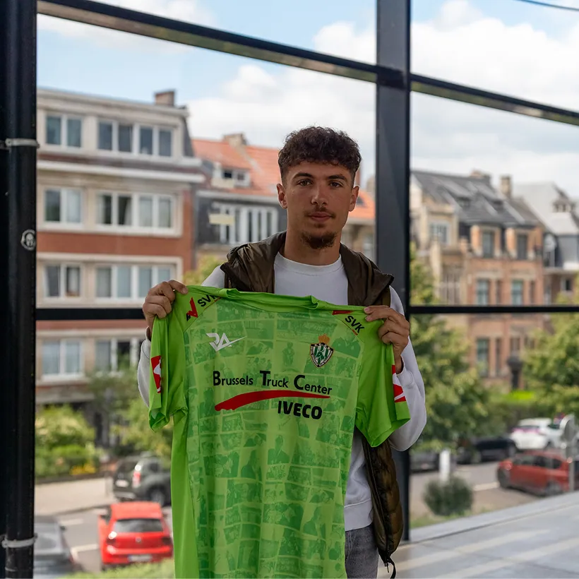 homme qui tiens un maillot