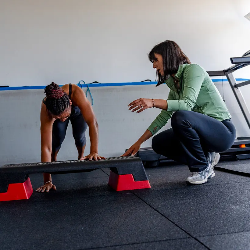 Coach de fitness donne cours au client