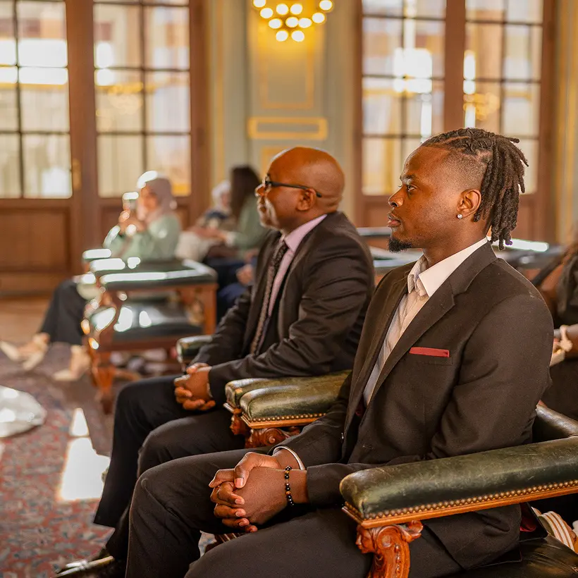 deux personnes assisent dans salle de mariage