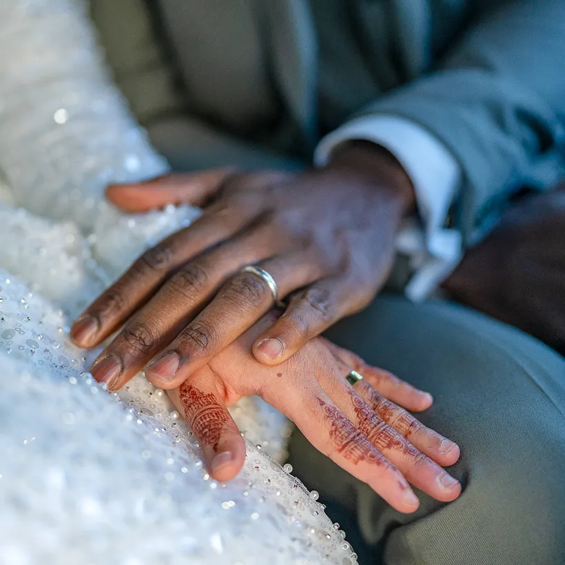 mains de personnes marié et bagues