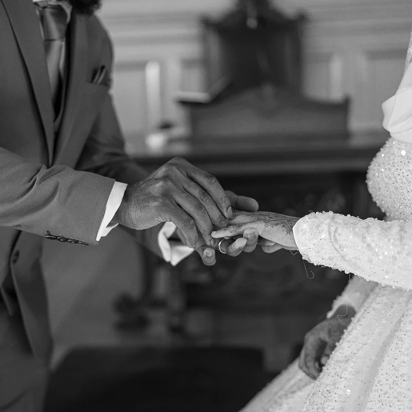 mains de personnes marié et bagues en noir et blanc