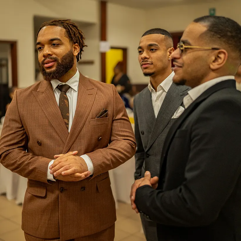 personnes qui posent pour une vidéo à événement