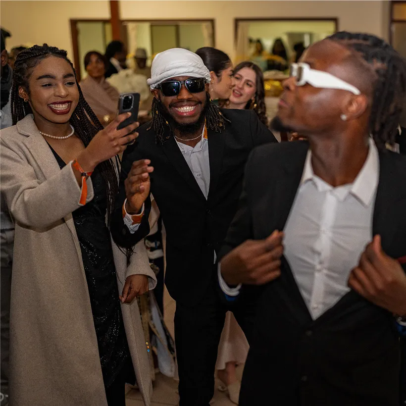 Trois personnes qui posent pour une vidéo à événement