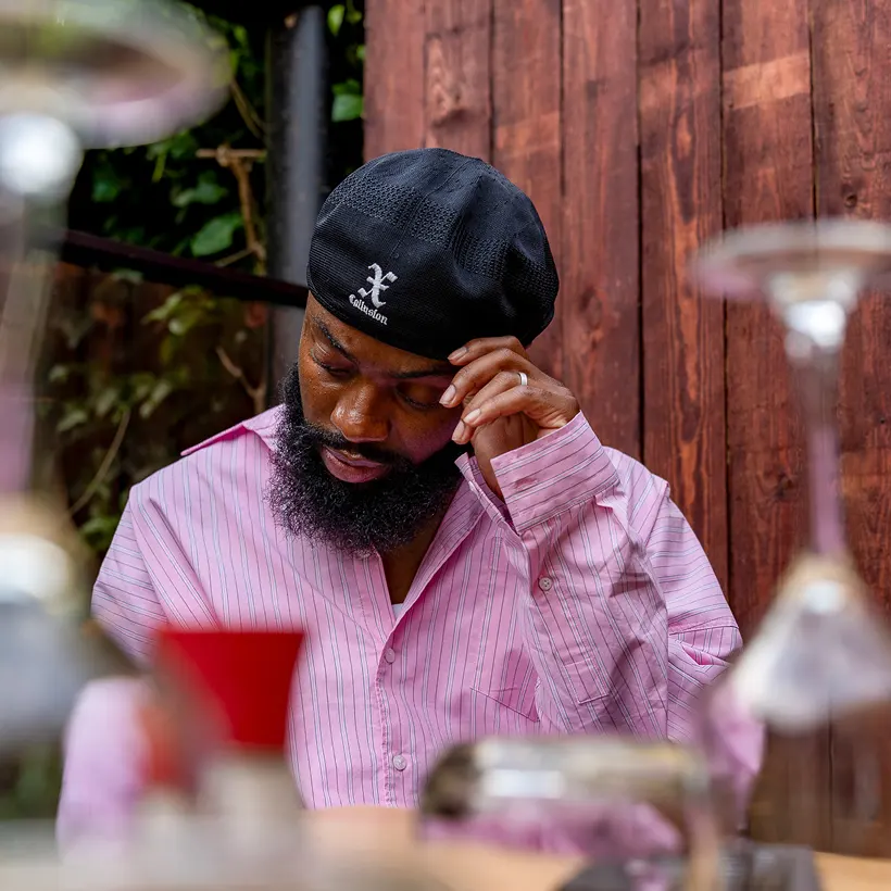 homme pose pour shooting photo