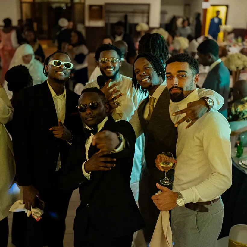 Plusieurs personnes qui posent pour une vidéo à événement