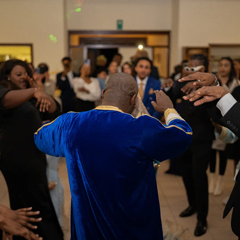 plusieurs personnes danse à un événement