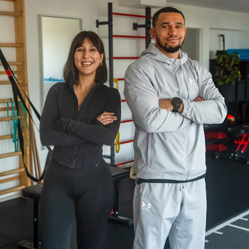 coach de sport debout dans la salle