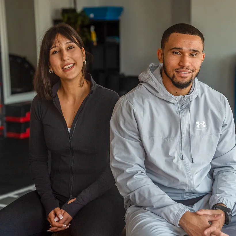 deux coach de sport assis sur banc