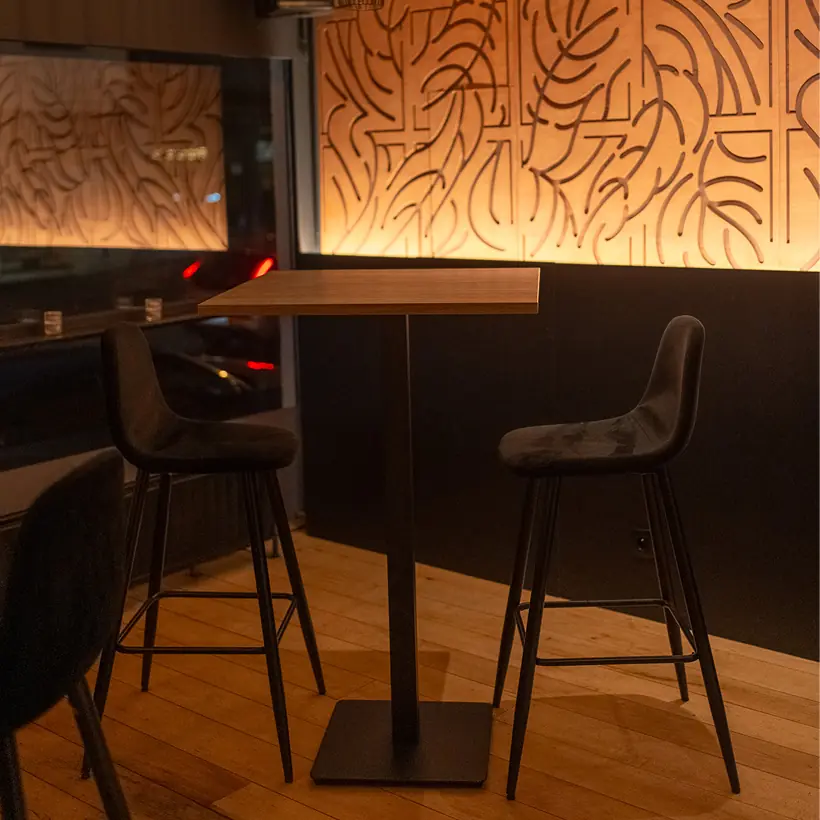 deux chaise et une table dans restaurant