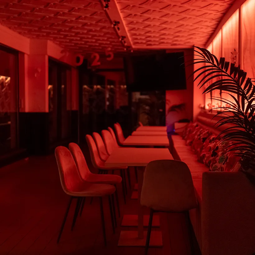 salle de restaurant rouge