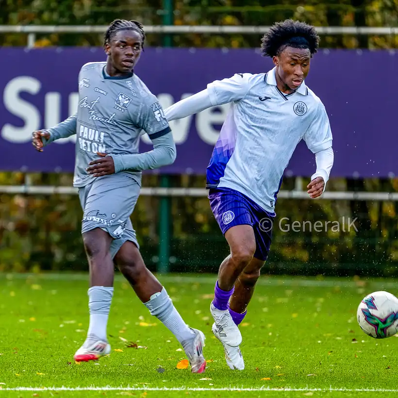 deux joueurs de football 