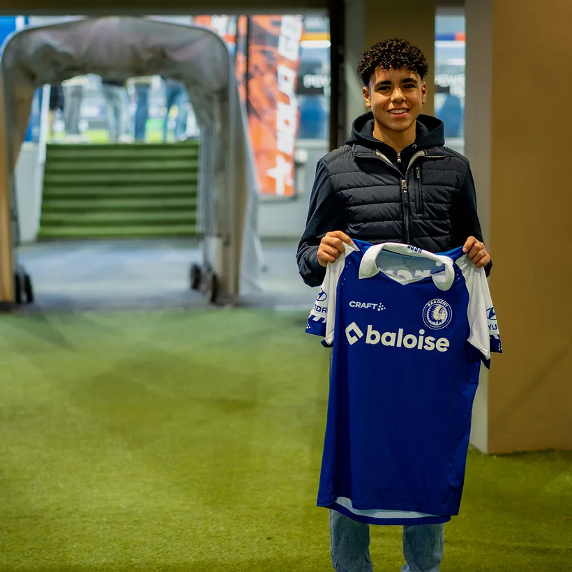 joueur avec maillot dans les mains