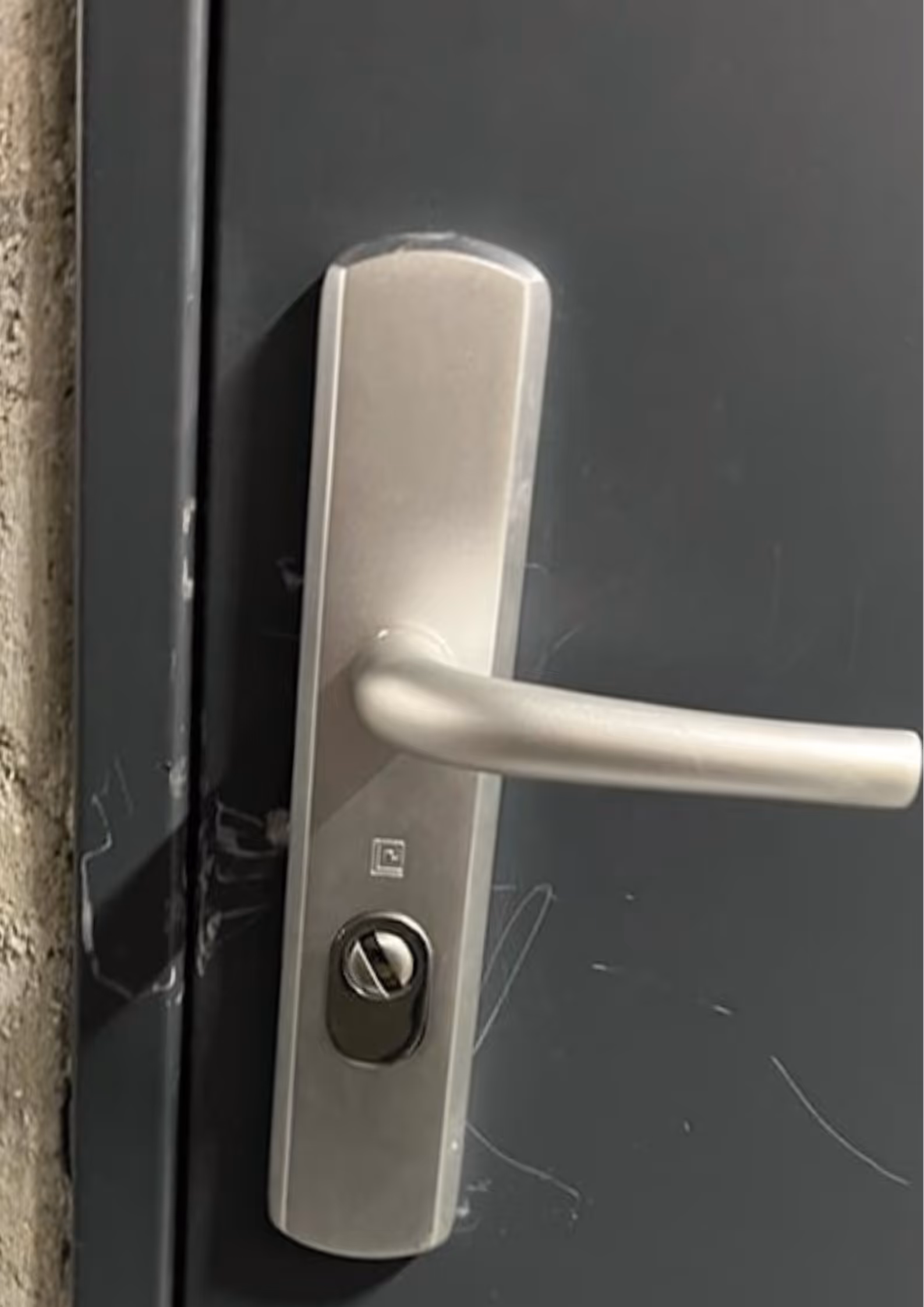 Installation d'une poignée blindée suite à une tentative d'effraction.
