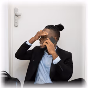 Homme au sol devant porte d'entrée après oubli de clés - Dépannage serrurerie.