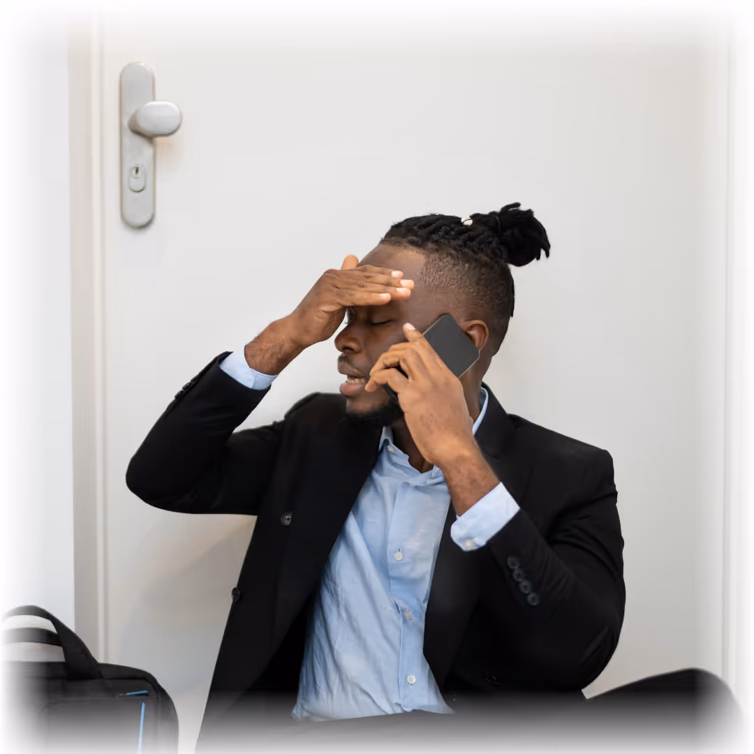 Client contactant un serrurier à Lille après une perte de clés ou une clé cassée dans la serrure.