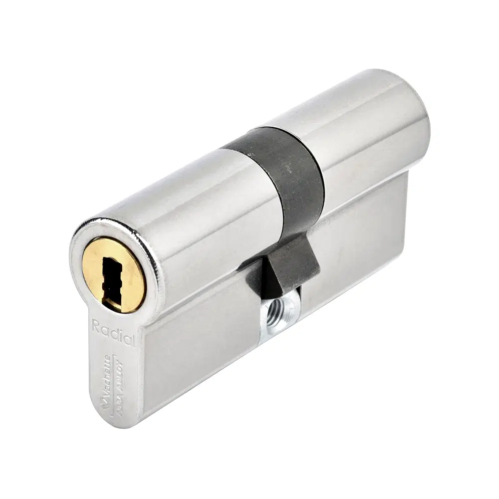 Gros plan sur un cylindre de serrure européen (barillet) retiré pour réparation suite à une clé tournant dans le vide.