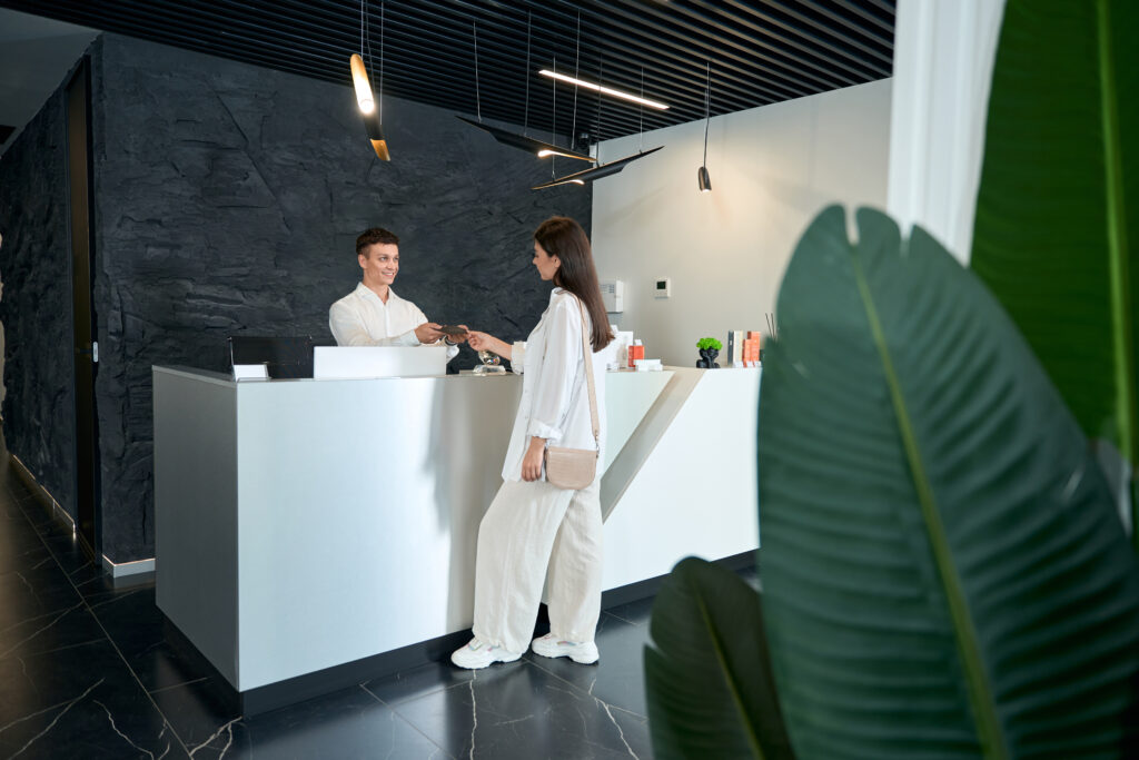 A Biomedicina Estética tem se consolidado como uma das áreas de maior crescimento no Brasil, levando muitos profissionais recém-habilitados a se questionarem sobre a melhor forma de iniciar sua carreira.