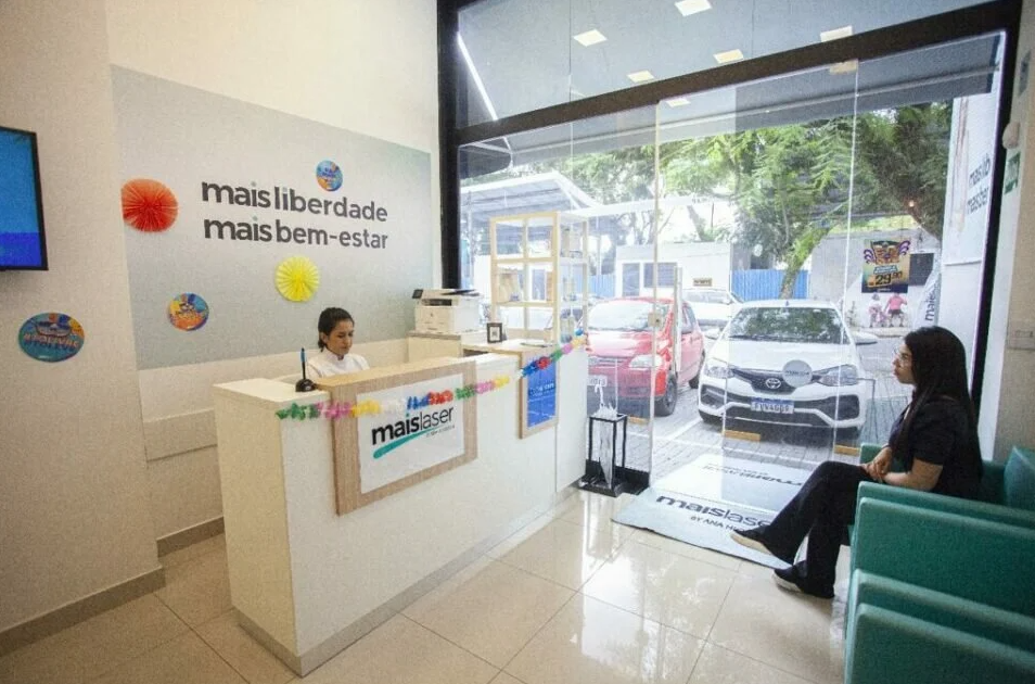 Por que a franquia Maislaser está em crise? Conheça os problemas de gestão, as reclamações de franqueados e o impacto das polêmicas de Ana Hickmann que abalam a rede de estética no Brasil.