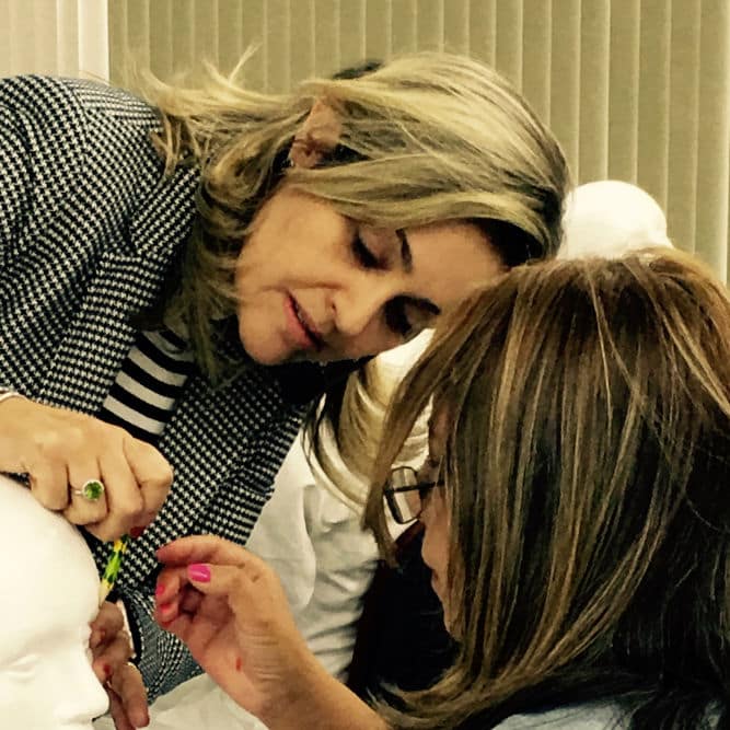 Guia para biomédicos estetas: saiba quando usar agulha e quando optar pela cânula para garantir resultados superiores, menos hematomas e mais segurança em seus atendimentos. Domine a técnica e eleve sua autoridade.