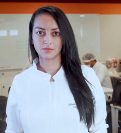 A Juliana Alves é uma biomédica Esteta do RJ que foi para a estética porque estava cansada dos plantões e viu uma luz no empreendedorismo.