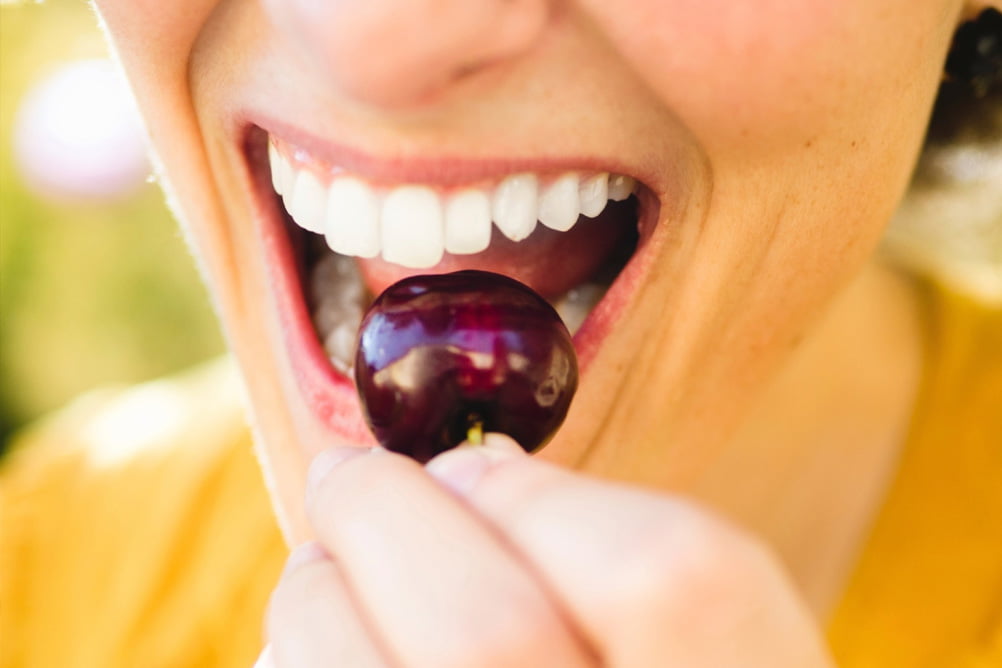 alimentos que escurecem os dentes