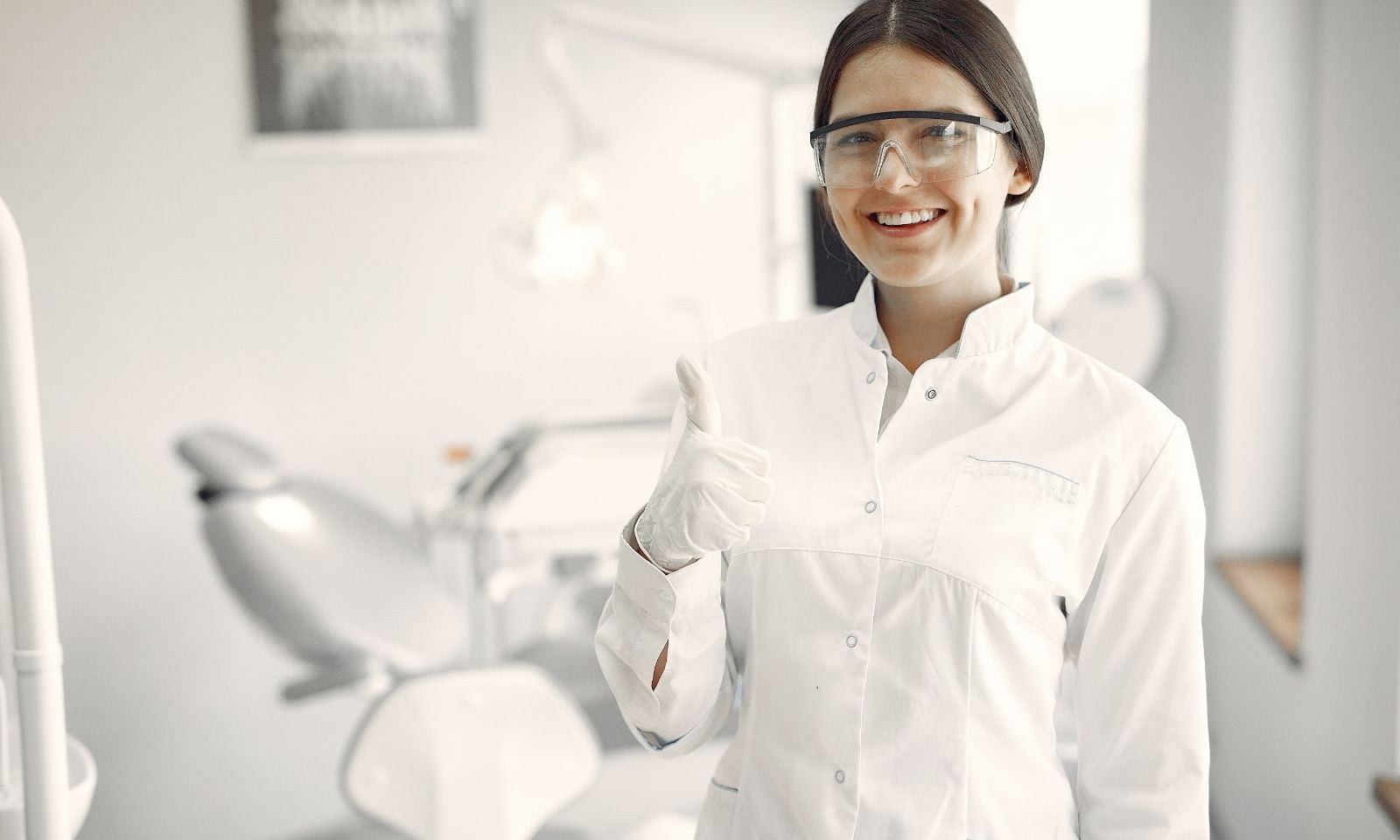 Diferente da odontologia geral, que se concentra apenas na saúde dos dentes, as odontologias estética e cosmética são voltadas para práticas que ajudam a melhorar a aparência dos dentes.