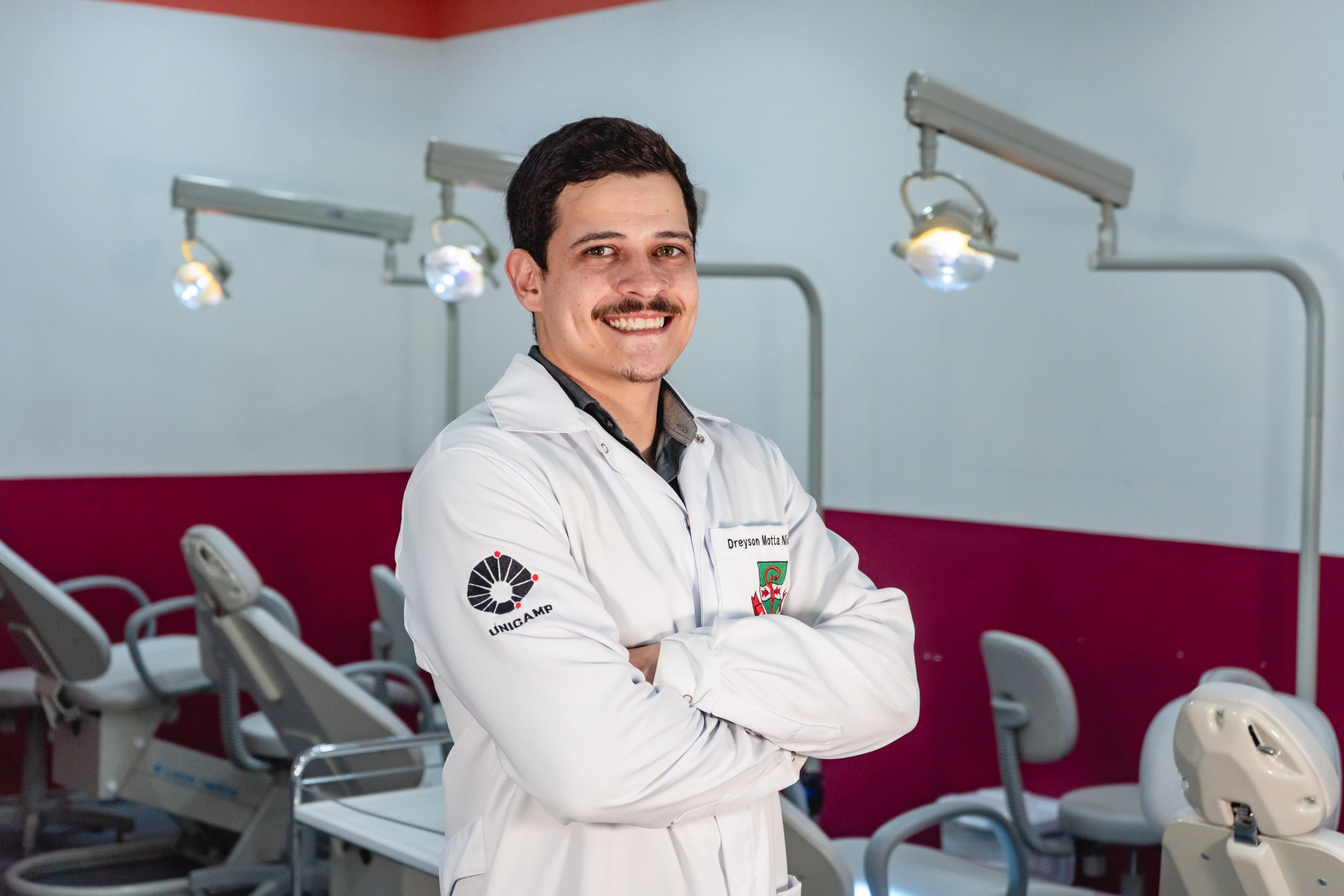 O cirurgião-dentista bucomaxilofacial Dreyson Motta Nicotaria escolheu a pós-graduação de Harmonização Orofacial e Cirúrgica (HOF) para complementar o seu trabalho.