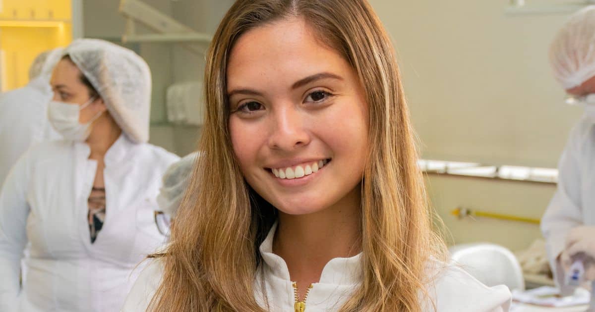 Tivemos a oportunidade de conversar com esta cirurgiã-dentista durante a primeira vivência clínica da qual participou, e não poderíamos deixar essa oportunidade passar, porque a pós-graduanda em questão vem de longe para ter contato com pacientes...