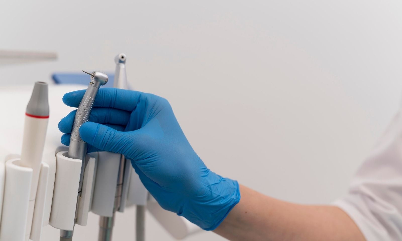 Na área da odontologia, a busca por técnicas e substâncias que possam auxiliar e otimizar o tratamento das mais diversas doenças é constante, e a Ozonioterapia é uma das descobertas!Assim, a Odontologia Integrativa surge como uma nova forma de...