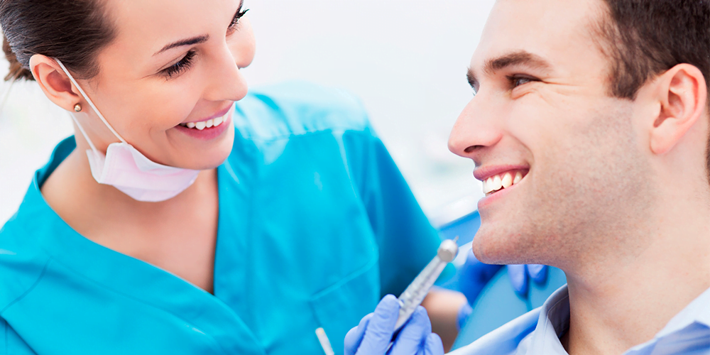 Como ter um sorriso bonito? Através da estética dos dentes e da harmonização facial.