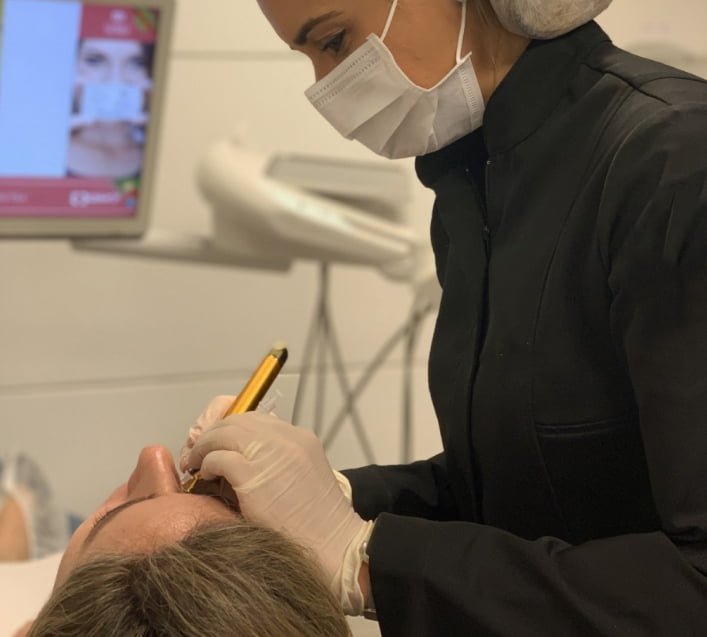 O termo "harmonização orofacial" passou a ser usado por dentistas, sendo que leva em conta que o sorriso deve estar harmonizado com o rosto de forma geral.