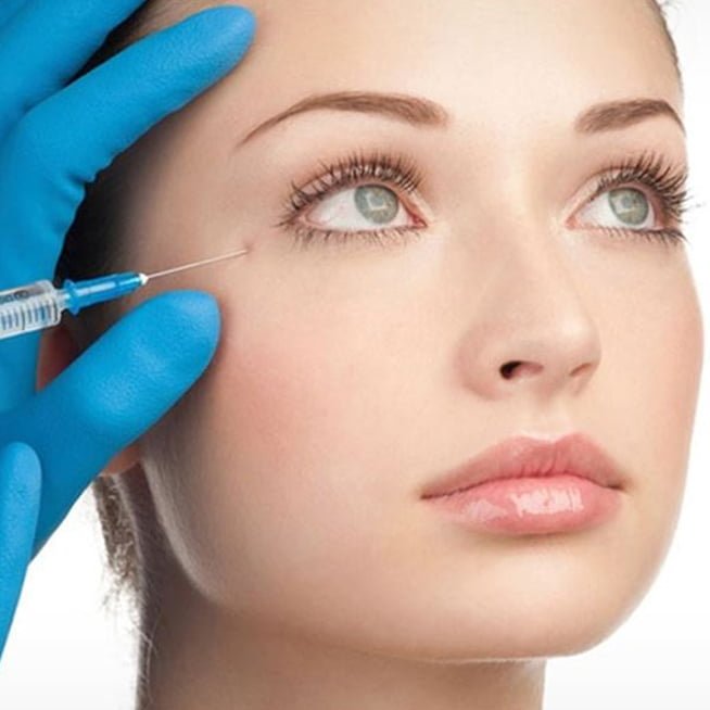 A estética orofacial, definida também como uma técnica de harmonização orofacial, consiste em harmonizar e suavizar a imagem facial.