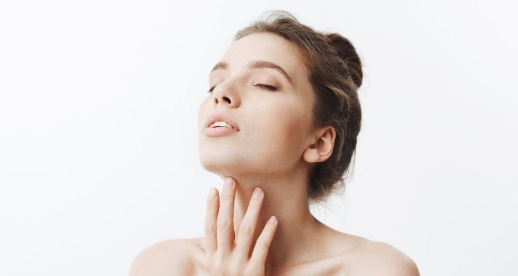 Quando seus pacientes mencionam o desejo de fazer um procedimento estético no rosto, muito provavelmente estão pensando nos tratamentos mais comuns como toxina botulínica ou ácido hialurônico.