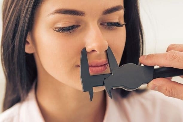 A alectomia é um procedimento estético que tem como principal objetivo afinar o nariz.