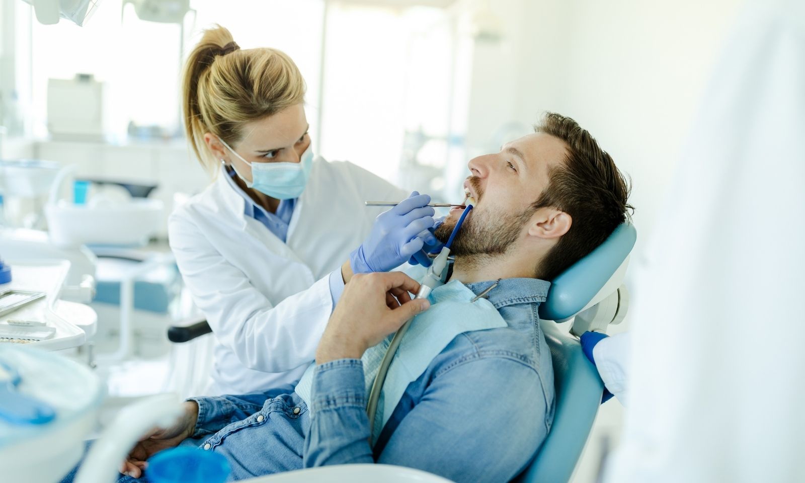 Há muito tempo a odontologia saiu da posição de apenas cuidar da Saúde Estética do sorriso dos seus pacientes.