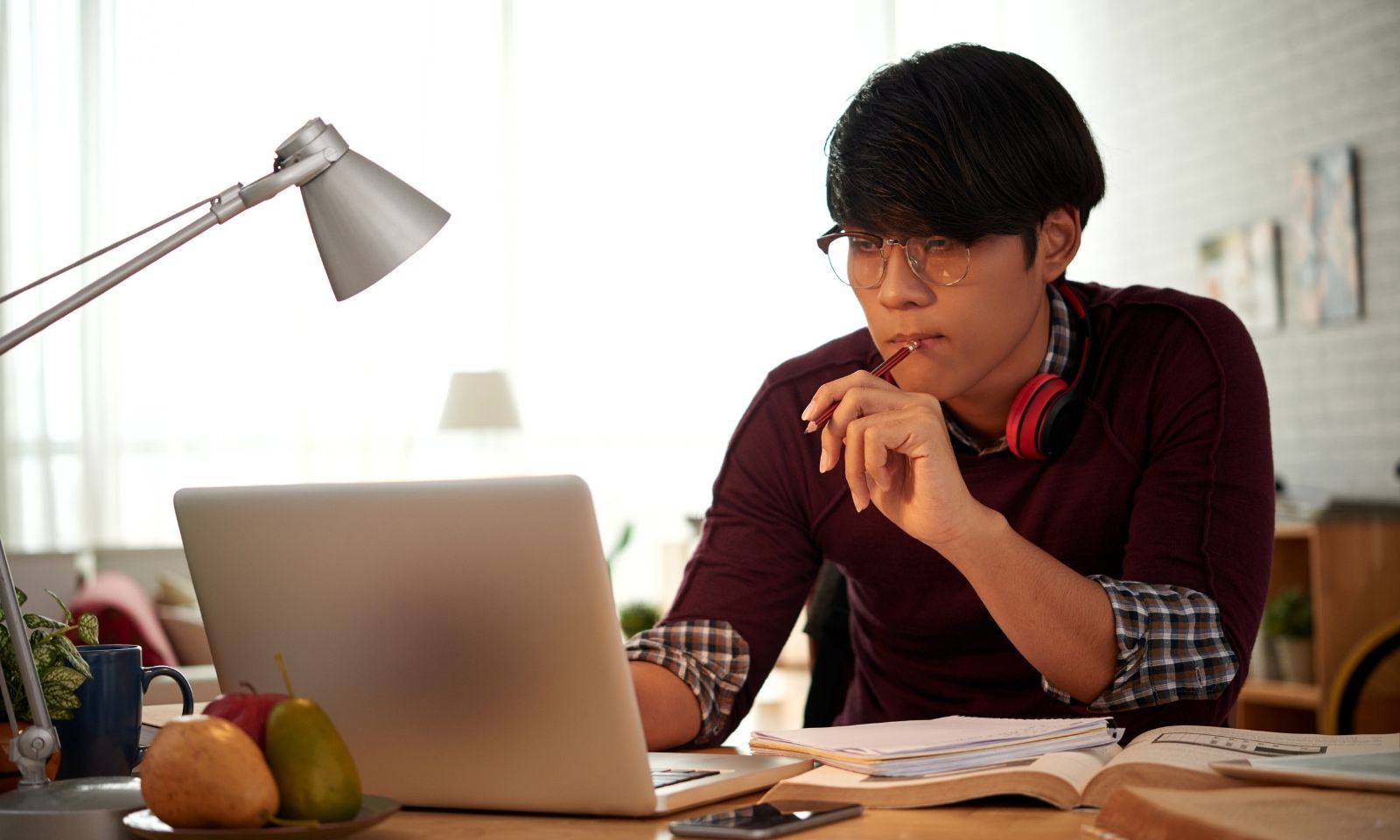 Já pensou concluir sua Pós-graduação em Odontologia Estética e não ser habilitado para atuar no mercado de trabalho porque seu certificado foi emitido por uma Instituição de Ensino Superior irregular? Bate na madeira, porque isso é pior que pesadelo.