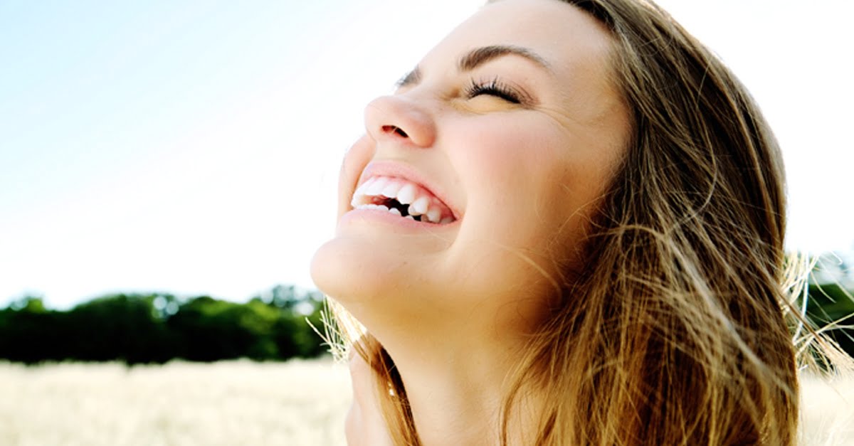 As novas técnicas da odontologia estética têm atraído multidões de pacientes por conseguir unir vantagens estéticas e funcionais.