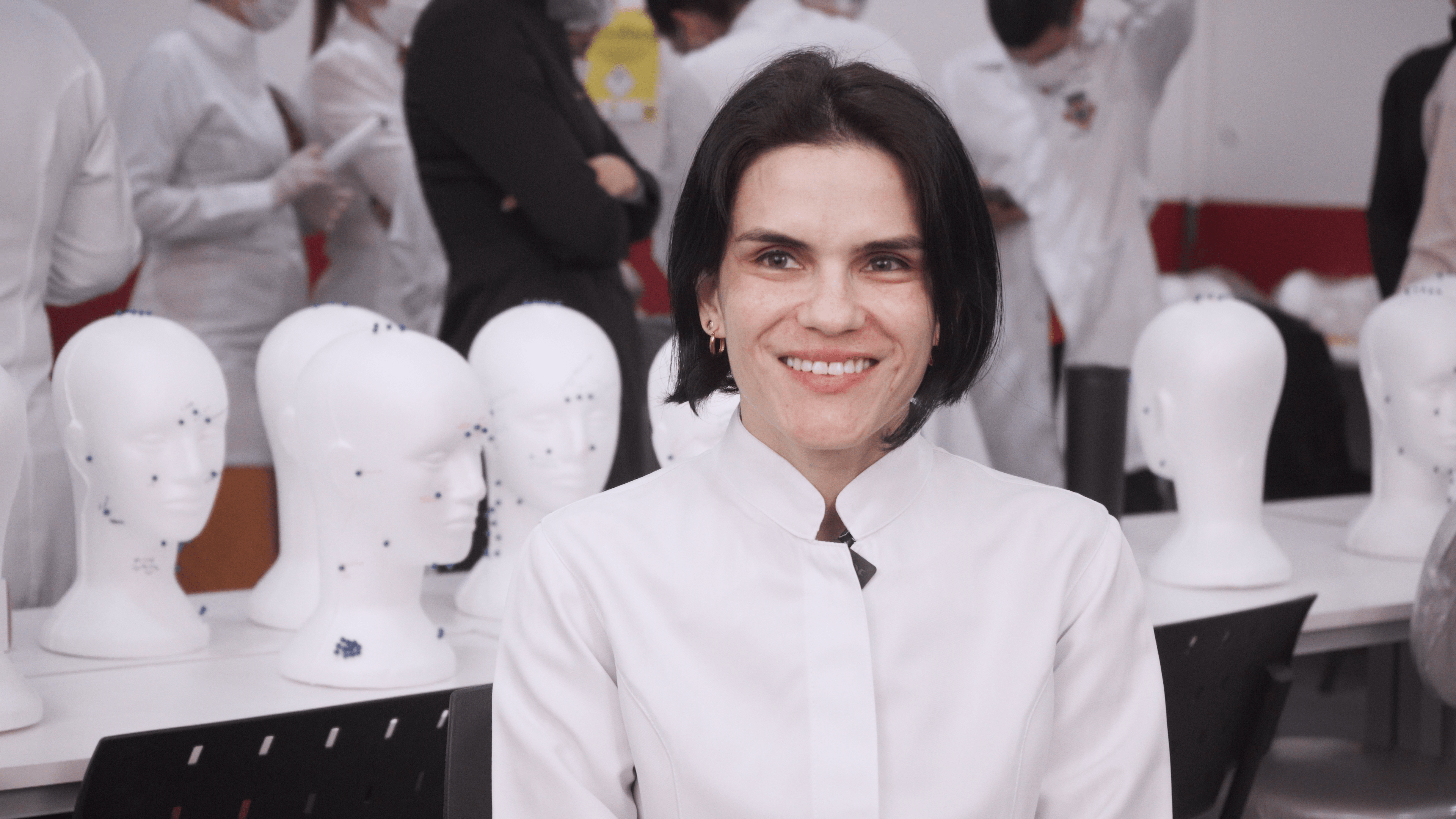 Muitos profissionais que se tornaram estetas antes eram pacientes de procedimentos estéticos e, sentindo na pele a mudança de bem-estar que esse tipo de cuidado pode oferecer, decidiram direcionar a própria carreira em benefício da saúde estética.